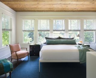 A bedroom with green pillows