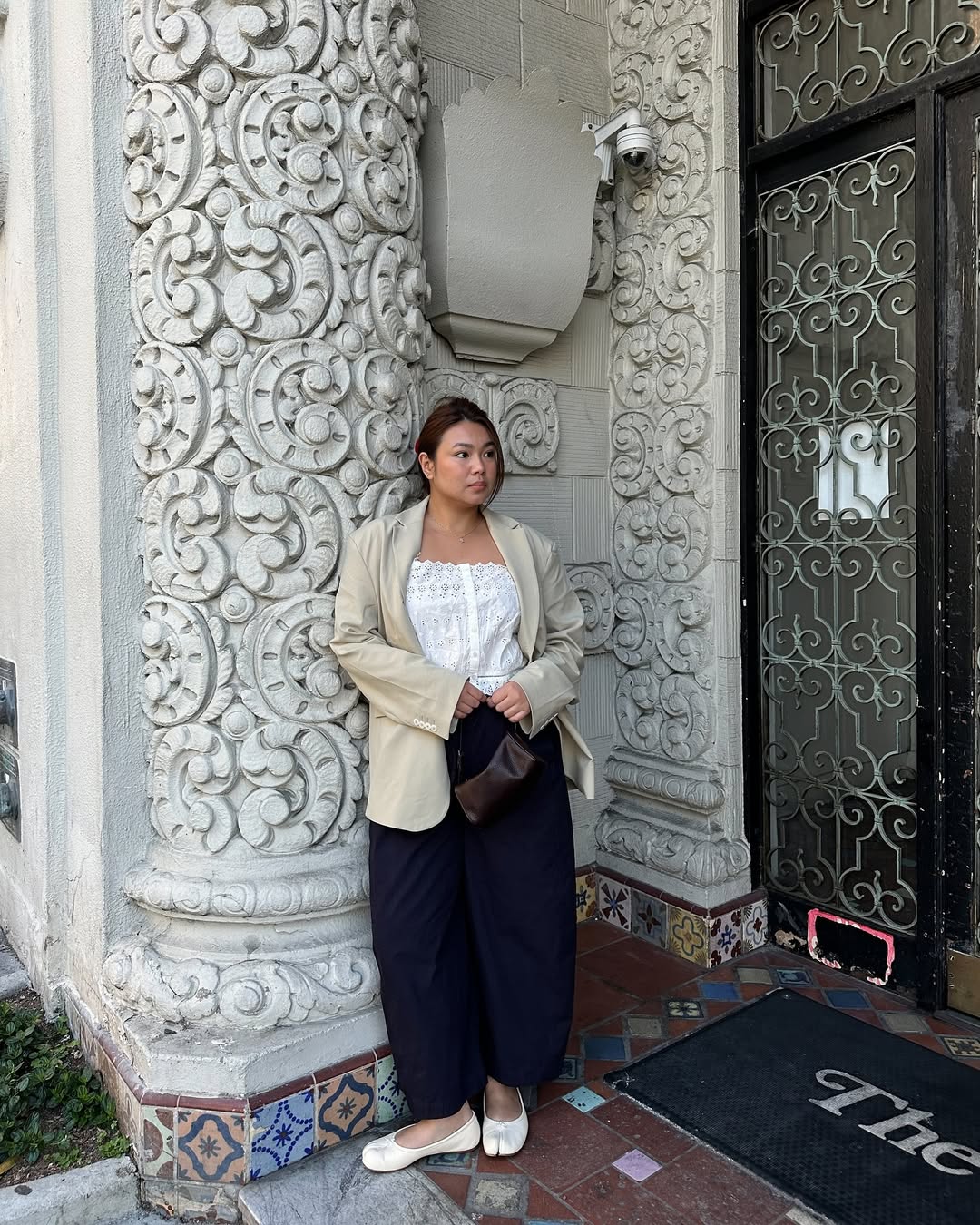 Marina con ballerine Tabi bianche e pantaloni alla zuava