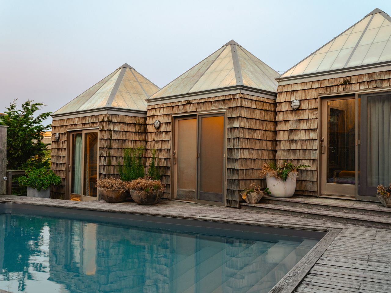 Two guest bedrooms are located in the adjacent smaller pyramids