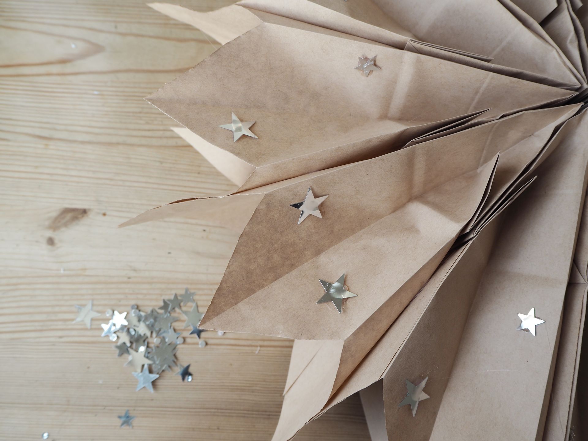 Kantong kertas dekorasi Natal, bintang perak di kantong kertas