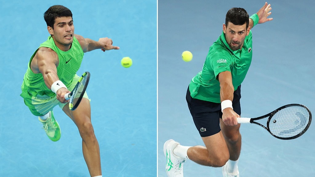 Side-by-side pictures of Carlos Alcaraz and Novak Djokovic stretching to play shots during the Australian Open 2026. 