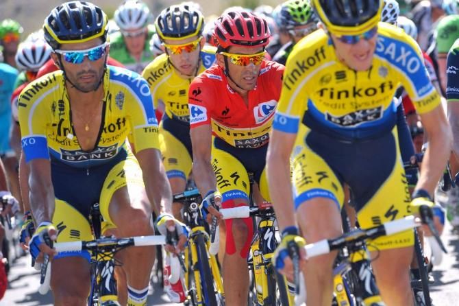 Alberto Contador protected by his Tinkoff-Saxo teammates