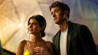 Emily Bader as Poppy and Tom Blyth as Alex in "People We Meet on Vacation" on Netflix