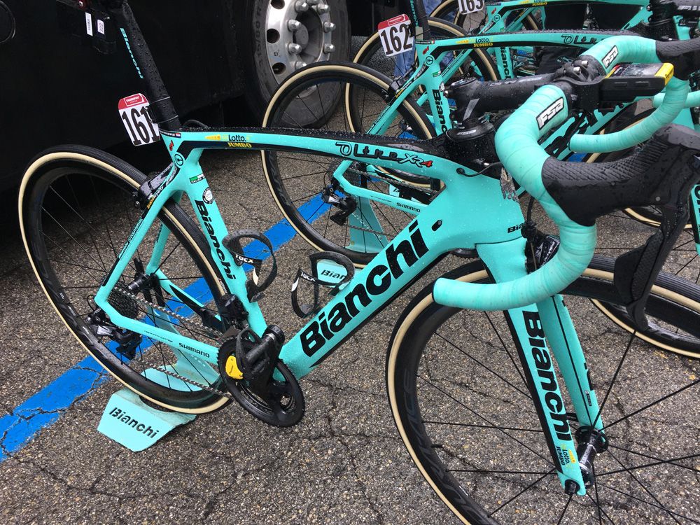 Steven Kruijswijk rode a all-celeste Bianchi