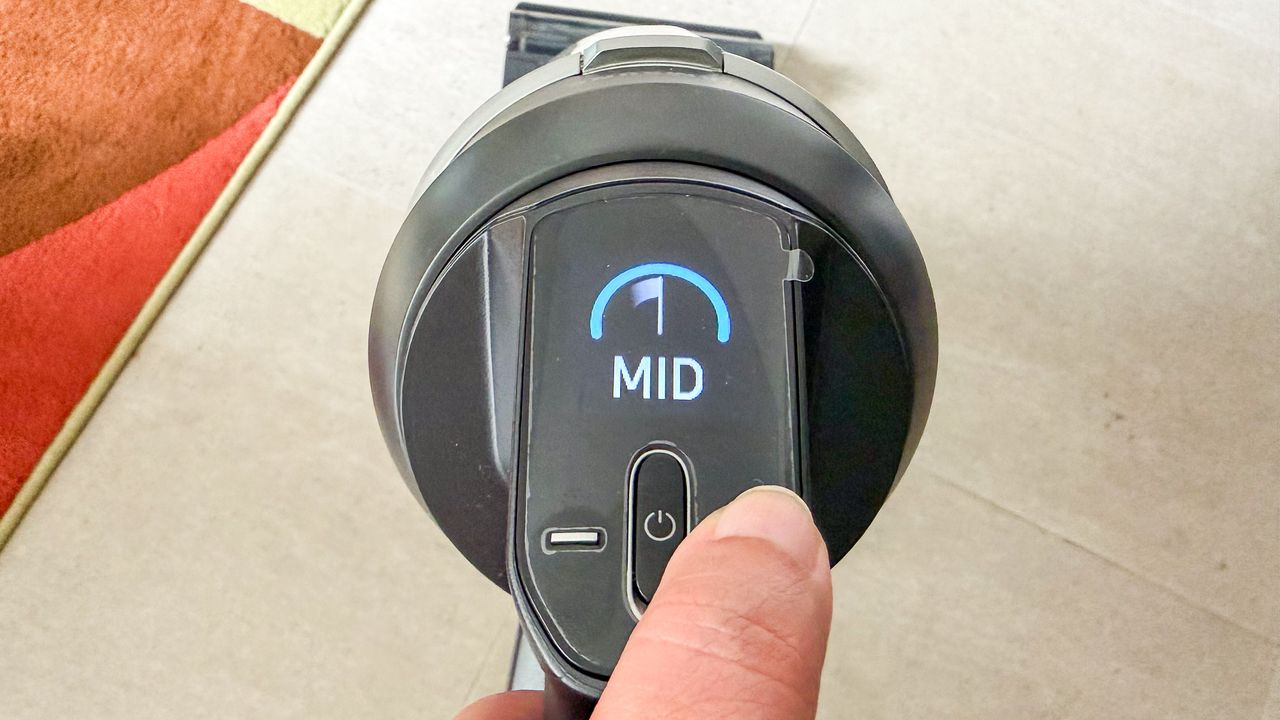 The Mid suction setting displayed on the Samsung Jet 95S screen