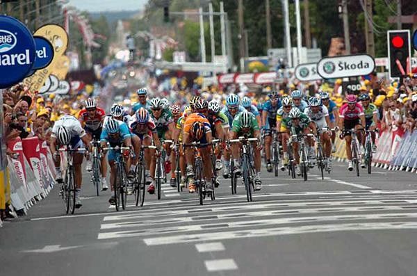 Boonen, Zabel, Freire and McEwen throw their bikes, but it's Freire who gets it