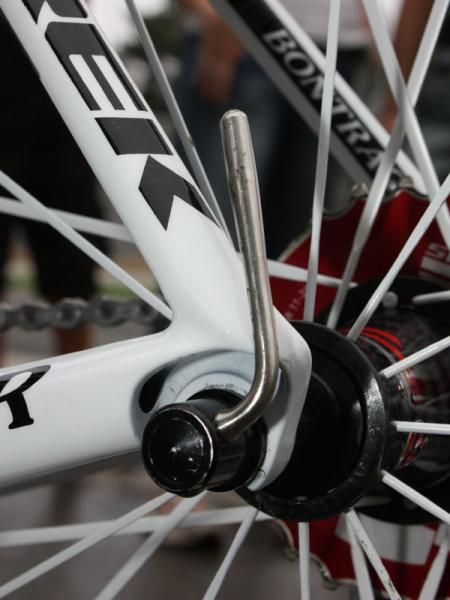 Trek continues to use aluminum dropouts rather than carbon fiber, citing their supposedly better durability.