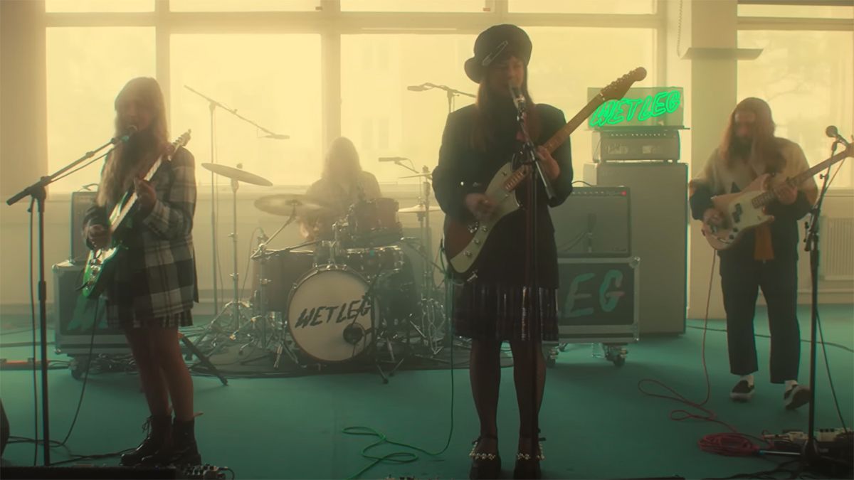 Watch Wet Leg wield Mustang and Meteora models in exhilarating Fender Player Plus Sessions performance