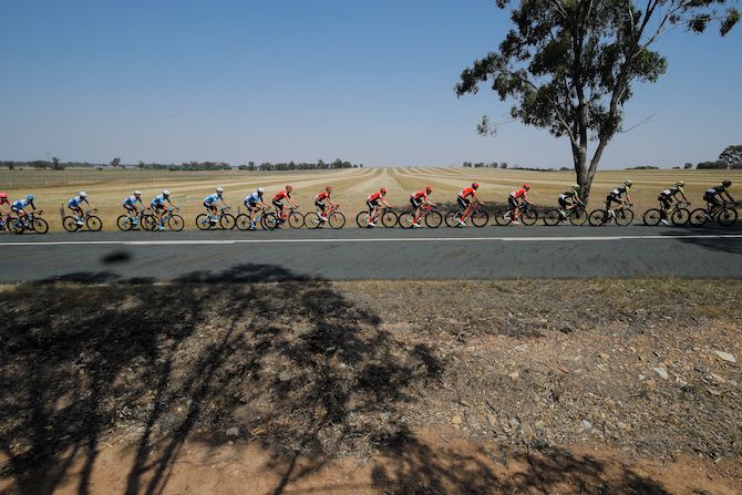 The peloton is strung out during stage 1