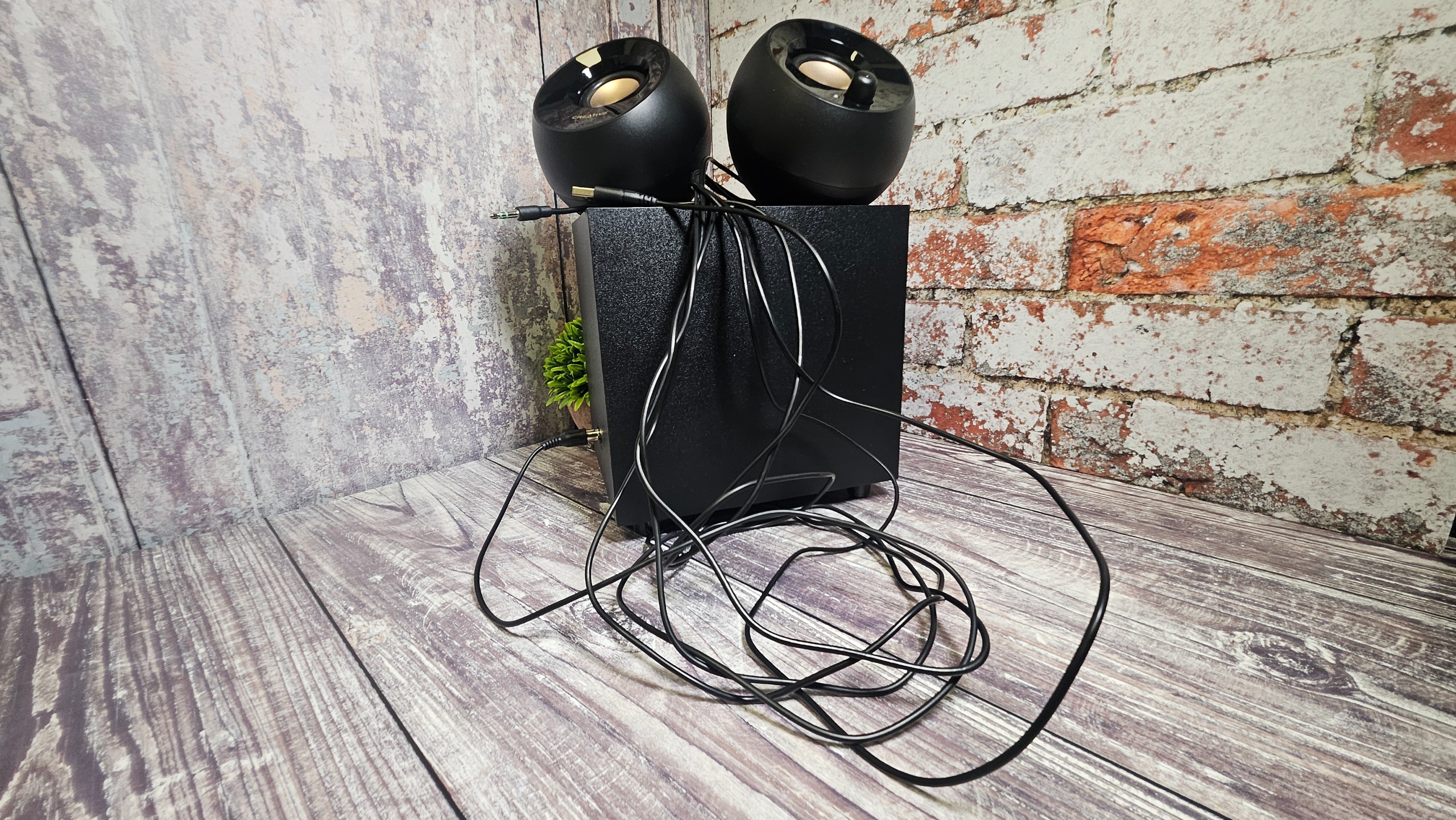 The cables of the Creative Pebble Plus