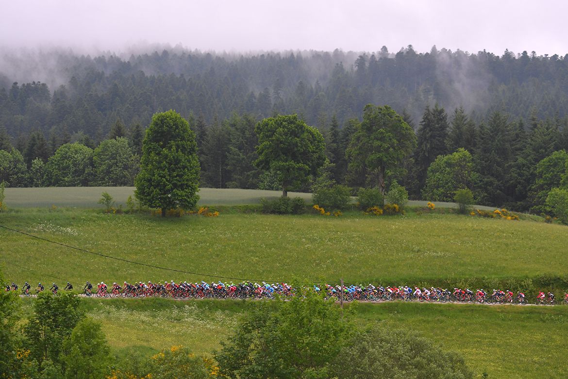 A lined-out peloton on the Crit&eacute;rium du Dauphin&eacute;'s opening stage