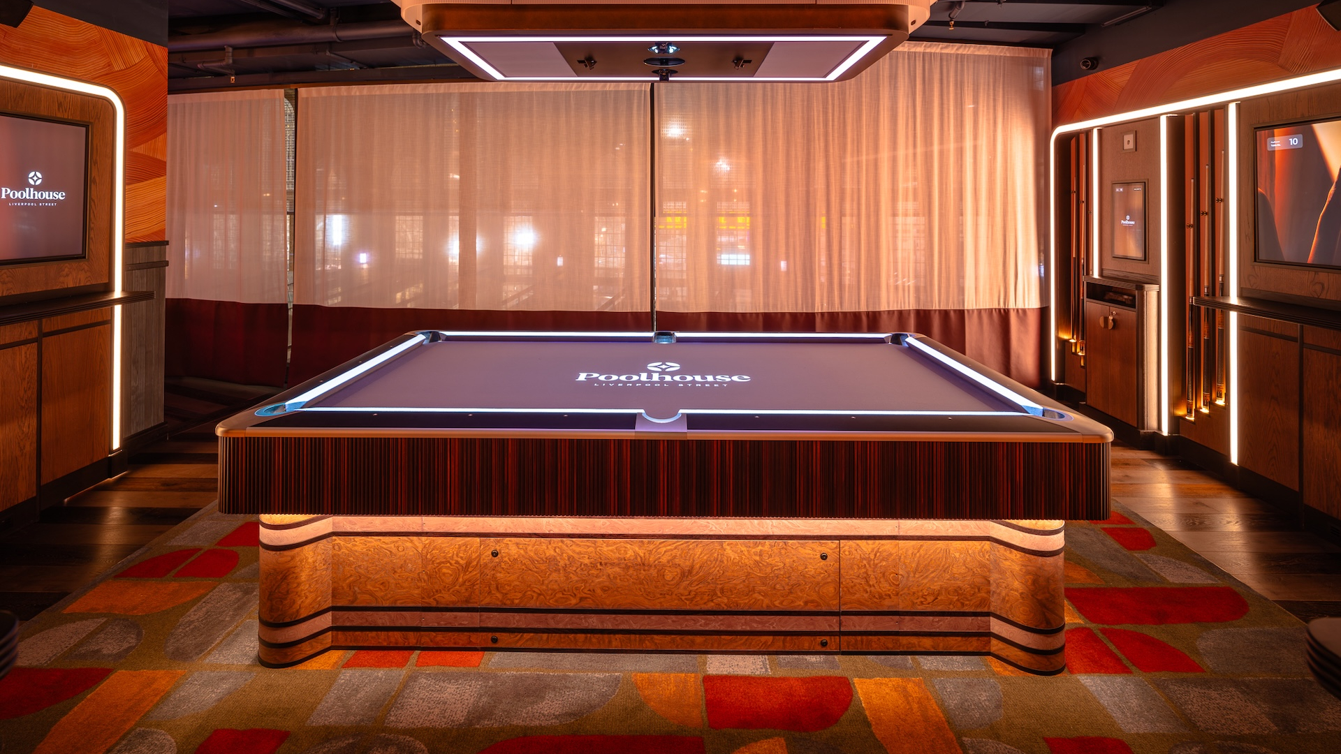 Poolhouse table