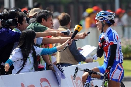 Women's road race winner Hsiao Mei Yu (Chinese Taipei) speaks to the press.
