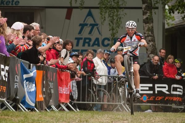 Thomas Litscher (Felt-&Ouml;tztal-X Bionic) has time to wheelie at the finish