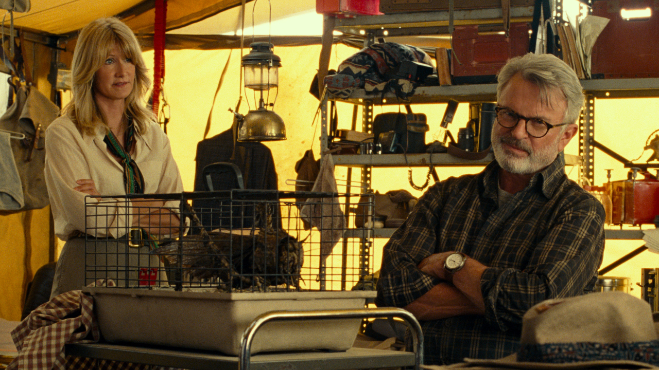 Laura Dern y Sam Neill hablan en una tienda de campaña sobre un saltamontes en Jurassic World Dominion.