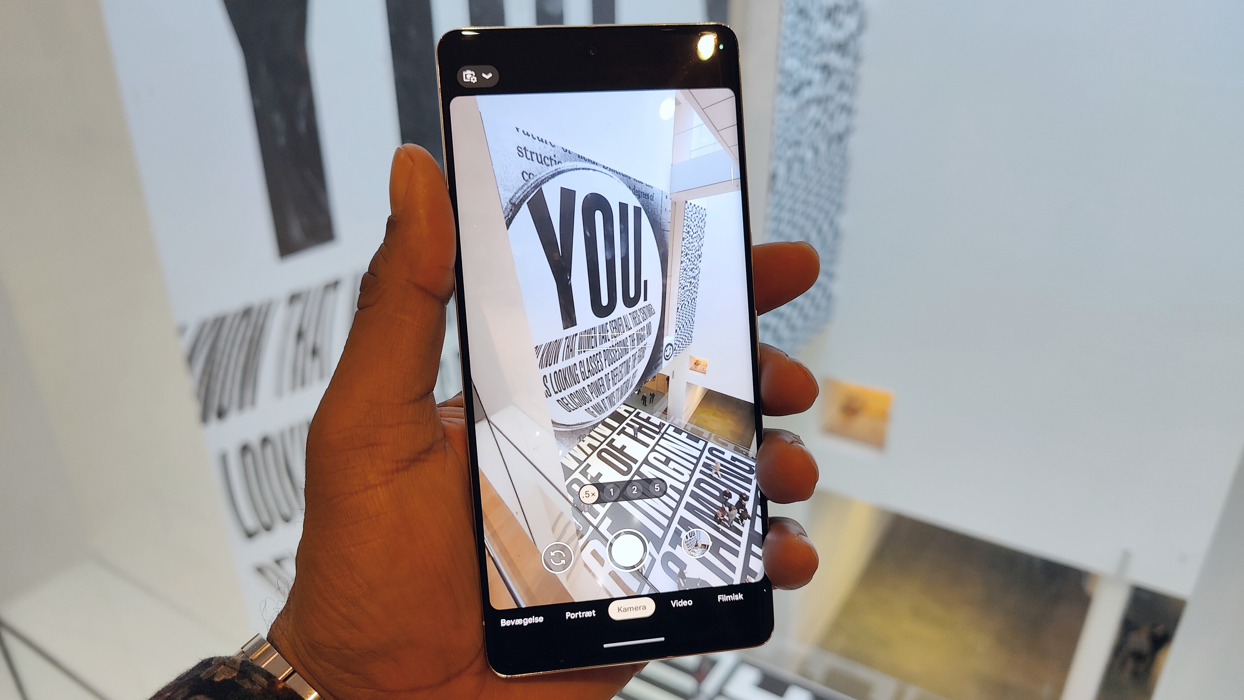 Google Pixel 7 Pro holdt i hånden, imens foto-app'en er åben.