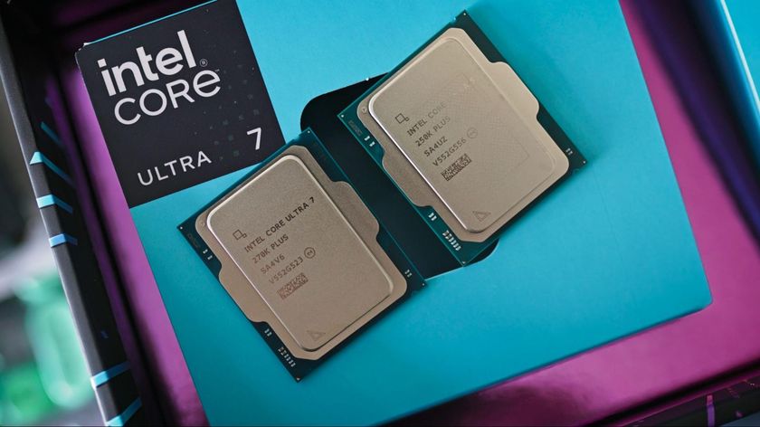 Упаковка с процессорами Core Ultra на столе