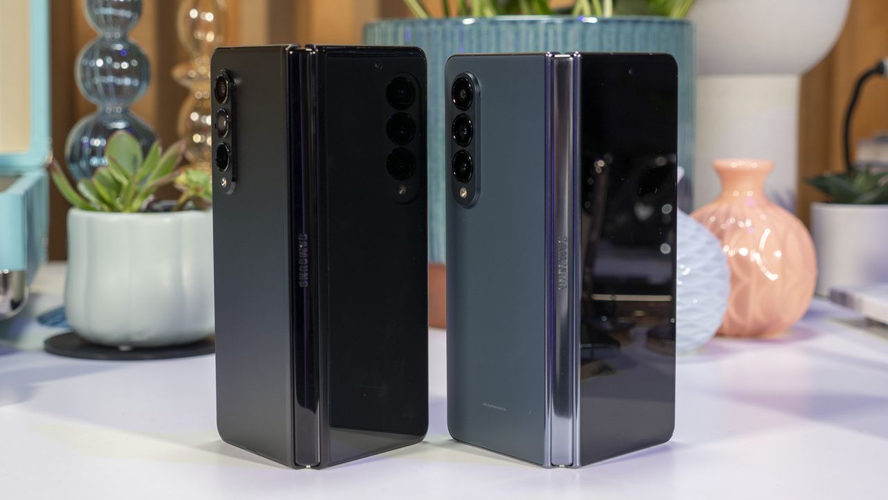 Samsung Galaxy Z Fold 3 (black) versus Samsung Galaxy Z Fold 4 (Graygreen)