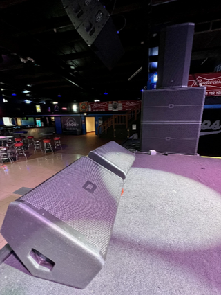 JBL solutions on the stage at Pop’s Nightclub and Concert Venue.
