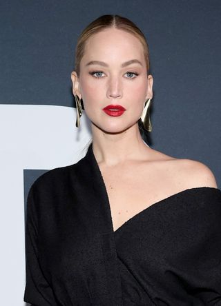Jennifer Lawrence with winged eyeliner and a bold lip