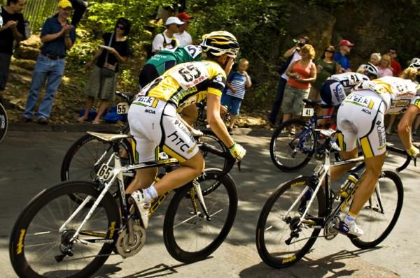 Linda Melanie Villumnsen (HTC Columbia) follows her teammate Kim Anderson up Chilkoot Hill.