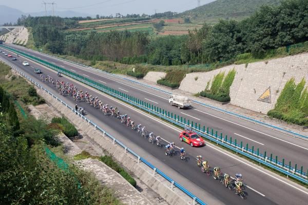 A bird's eye view of the peloton.