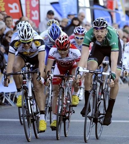 Sa&iuml;d Haddou (Team Europcar) takes a close sprint over Sven Jodts (Topsport Vlaanderen).
