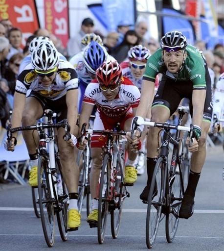 Sa&iuml;d Haddou (Team Europcar) takes a close sprint over Sven Jodts (Topsport Vlaanderen).