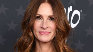 Julia Roberts showing makeup tricks every woman over 40 should know