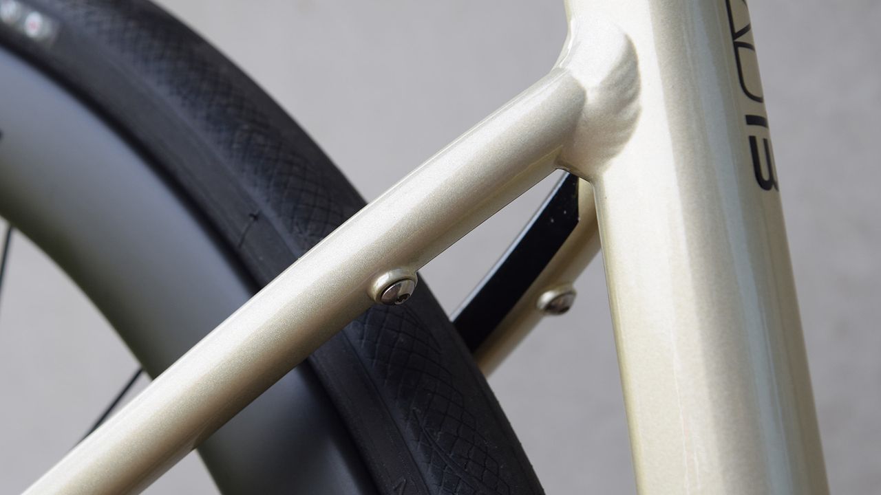 Hidden mounts enable a fender bridge for easy mudguard fitting