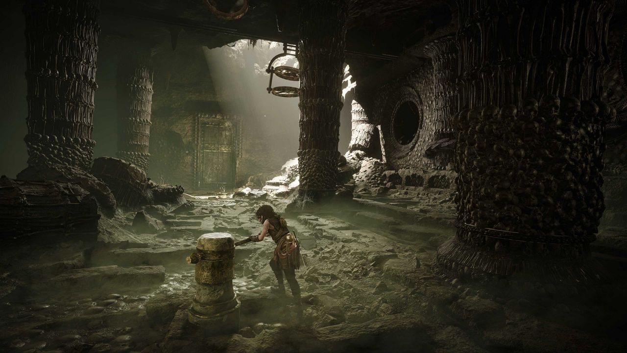 Within a dark, crumbling temple littered with skulls, Sophia pushes a huge lever in Resonance: A Plague Tale Legacy