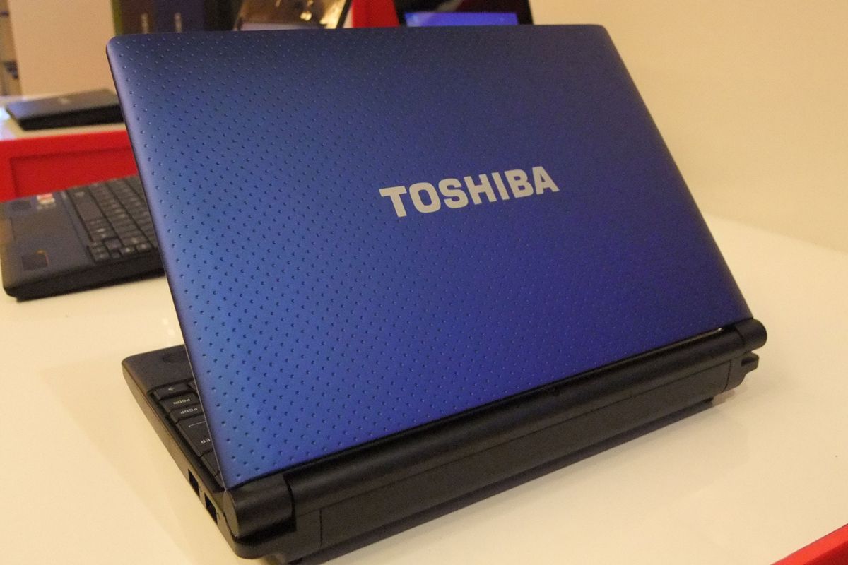 The dimpled, rubberised blue lid of the Toshiba NB500D