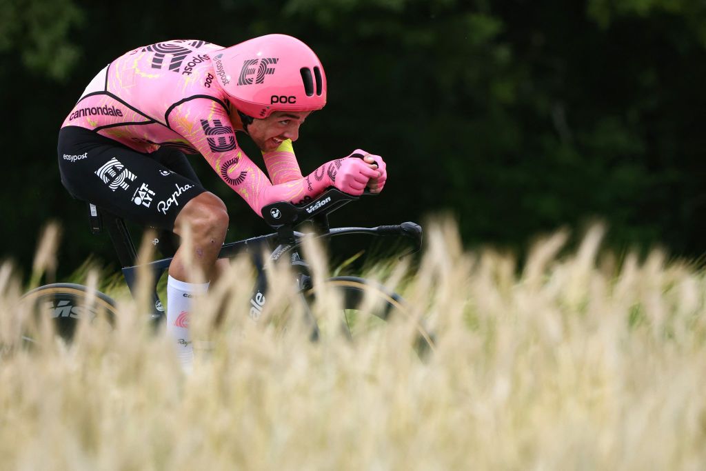 EF Education - EasyPost team's Irish rider Ben Healy cycles during the 7th stage of the 111th edition of the Tour de France cycling race, 25,3 km individual time trial between Nuits-Saint-Georges and Gevrey-Chambertin, on July 5, 2024. (Photo by Anne-Christine POUJOULAT / AFP)