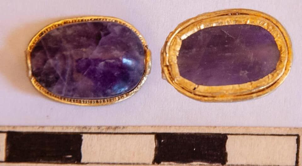 Semiprecious stones in gold were also discovered during the excavation.