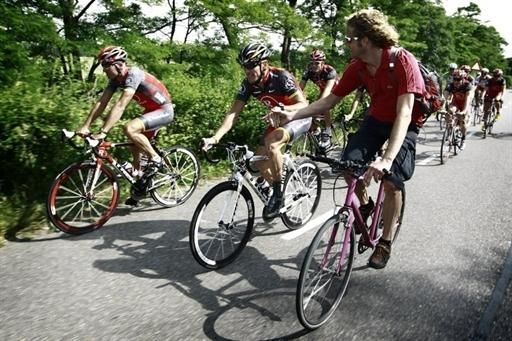Some commuters got a nice surprise when all of Radioshack, including Lance Armstrong, came past.