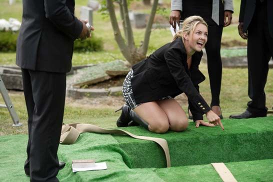 Stacey crashes Trina&#039;s funeral