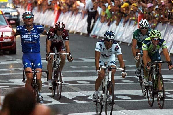 The winning break crosses the line with Vasseur on the very left being the quickest.
