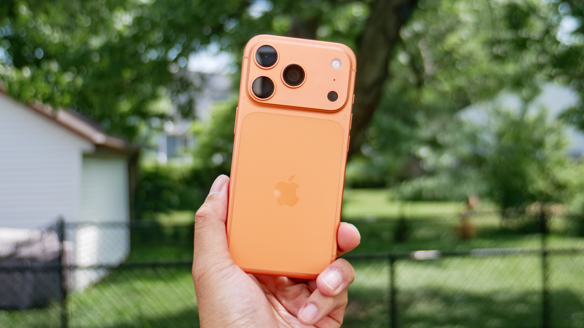 iPhone 17 Pro vs Olympus E-M10 Mark IV.