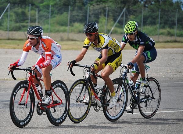 Juan Pablo Wilches (Formes&aacute;n-IDRD-Liga de Bogot&aacute;) in the peloton