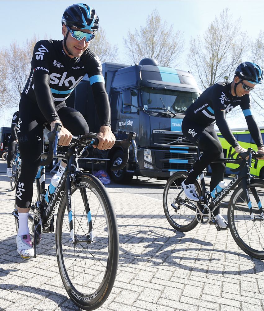 Elia Viviani rolls out.