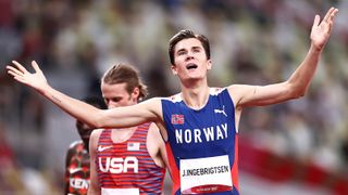 Jakob Ingebrigtsen feirer etter å ha vunnet 1500 meter under OL i Tokyo 2020