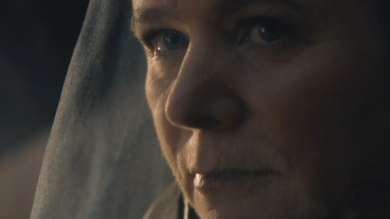 Emily Watson mira hacia adelante con cara sombría en Dune: Prophecy.