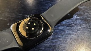 Apple Watch 8 sur un bureau bleu