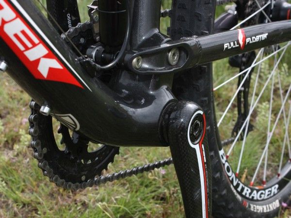 The integrated bottom bracket design uses a road-width shell that allows for a narrower pedal stance width.