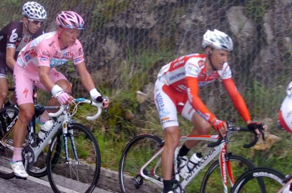 Alexandre Vinokourov (Astana) marks Stefano Garzelli (Acqua &amp; Sapone)