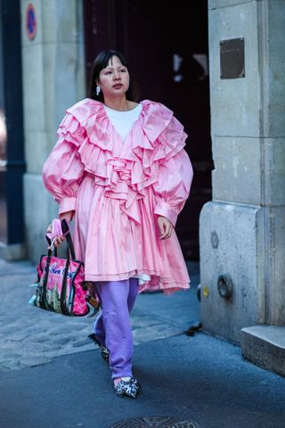 Street Style : Day One - Paris Fashion Week - Womenswear F/W 2022-2023