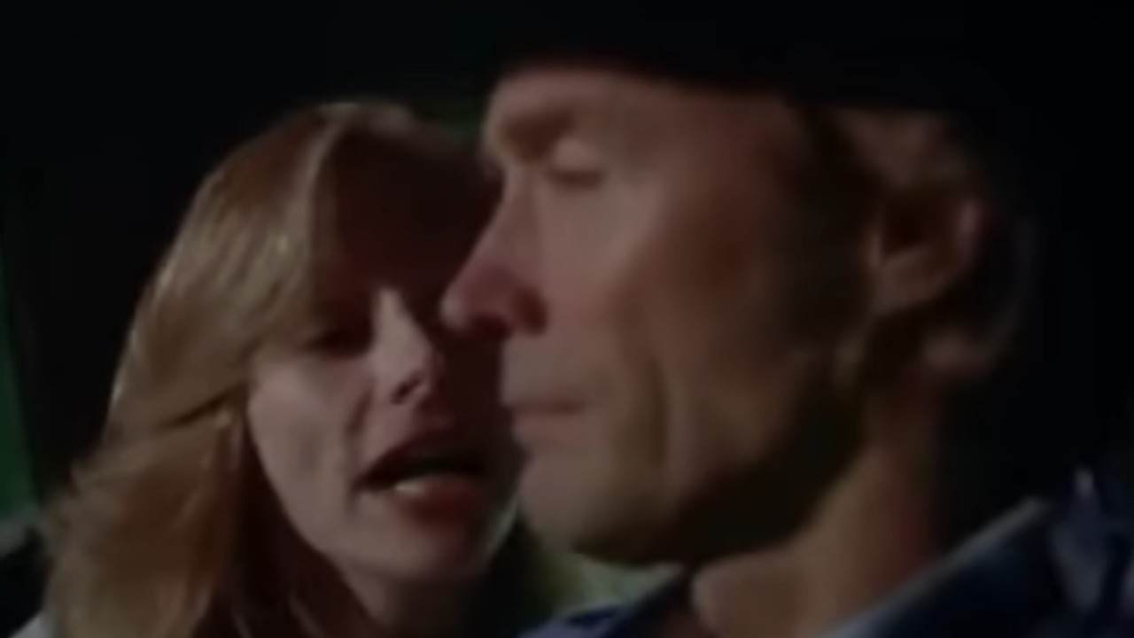 『エヴリ・ウィチ・ウェイ・バット・ルーズ』で運転中のクリント・イーストウッドと話すソンドラ・ロック