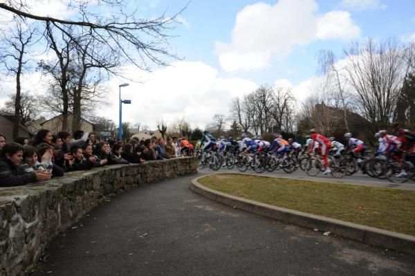 The peloton on Paris-Nice stage 5