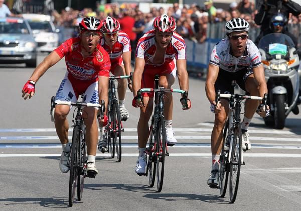 Luca Paolini (Acqua &amp; Sapone - Caffe Mokambo) outsprints Danilo Hondo (PSK) to win the Coppa Bernocchi.
