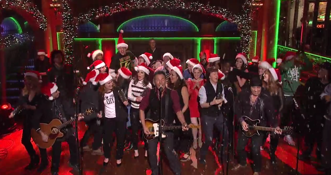 Bruce Springsteen and Paul McCartney sing &amp;quot;Santa Claus is Coming to Town&amp;quot; on &amp;quot;SNL&amp;quot;